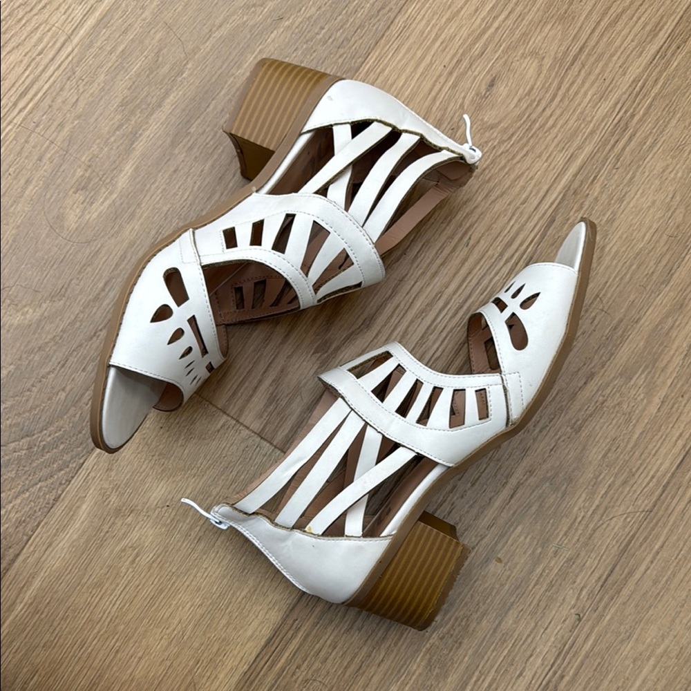 JG White Tan Faux Leather Strappy Women's Sandals Size 8.5